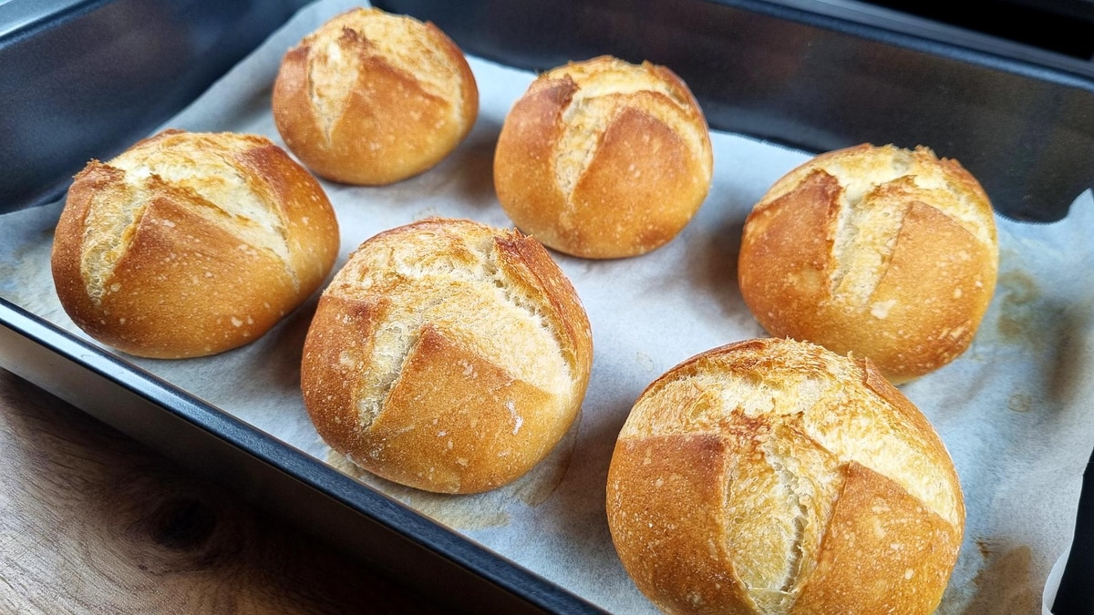 Crispy Semolina Bread Rolls by Food Language